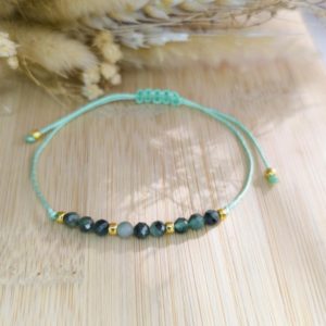 Bransoletka na sznurku nylonowym ze szmaragdem