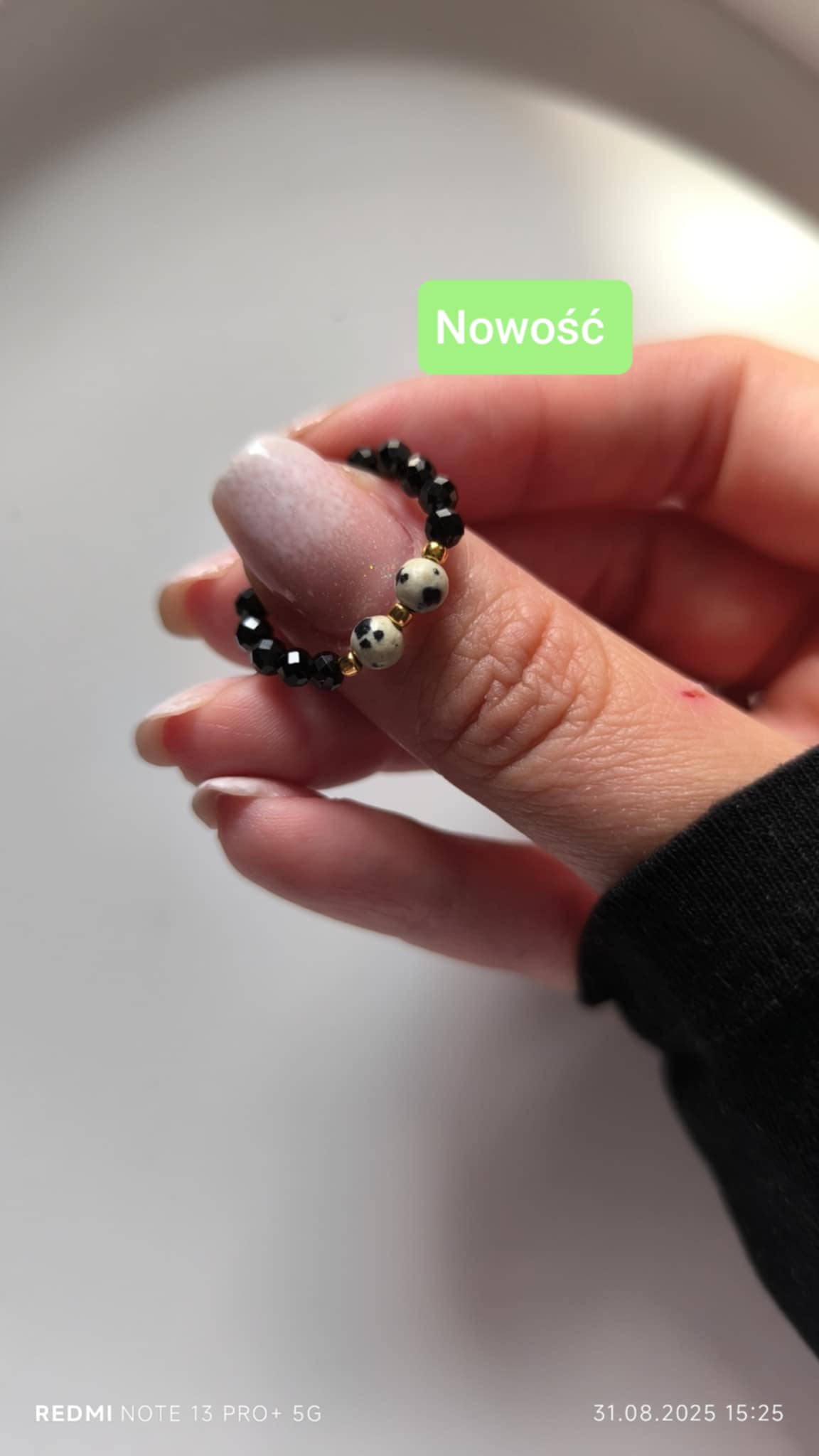 Pierścionek elastyczny na nici elastycznej