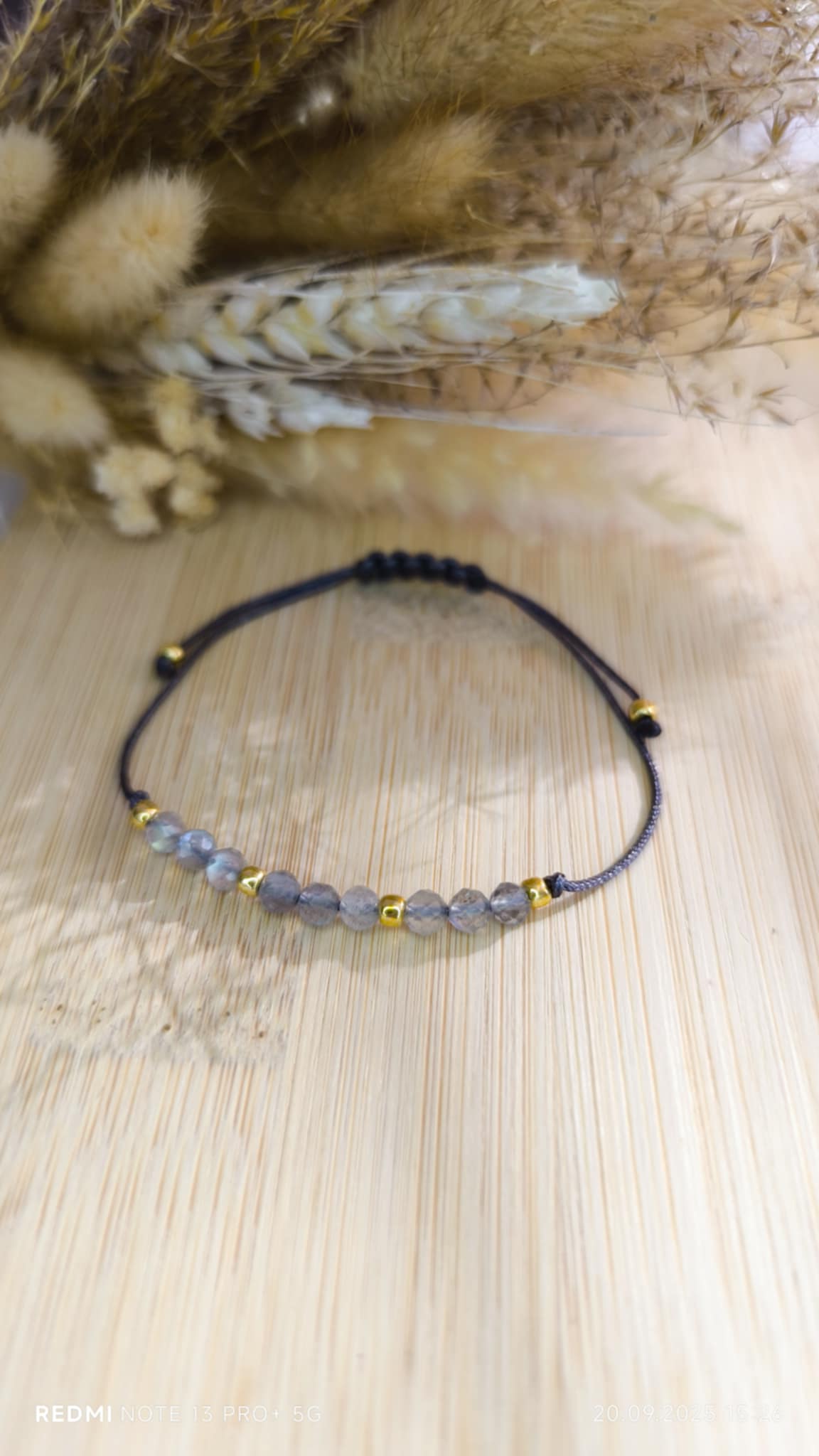 Bransoletka na sznurku nylonowym z labradorytem