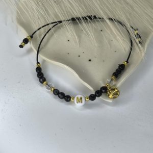 Personalizowana Ochrona bransoletka na nici nylonowej z czarnym onyksem i kryształem górskim dodatkiem jest akrylowa literka i zawieszka okrągła ze stalo chirurgicznej