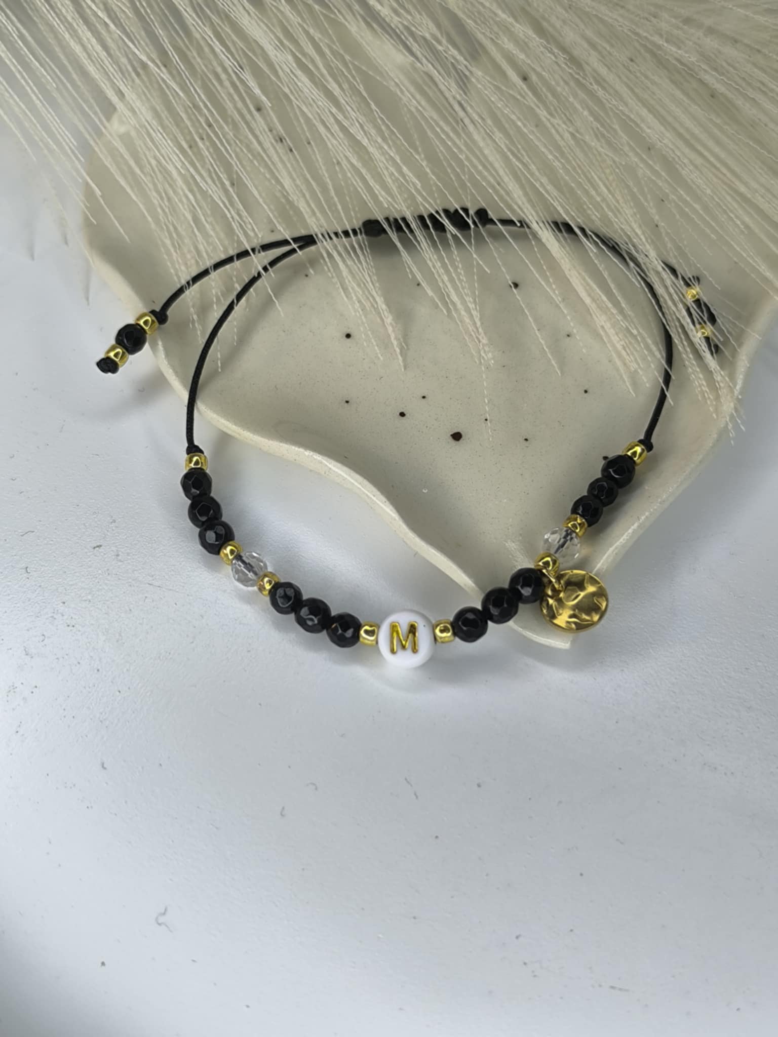 Personalizowana Ochrona bransoletka na nici nylonowej z czarnym onyksem i kryształem górskim dodatkiem jest akrylowa literka i zawieszka okrągła ze stalo chirurgicznej