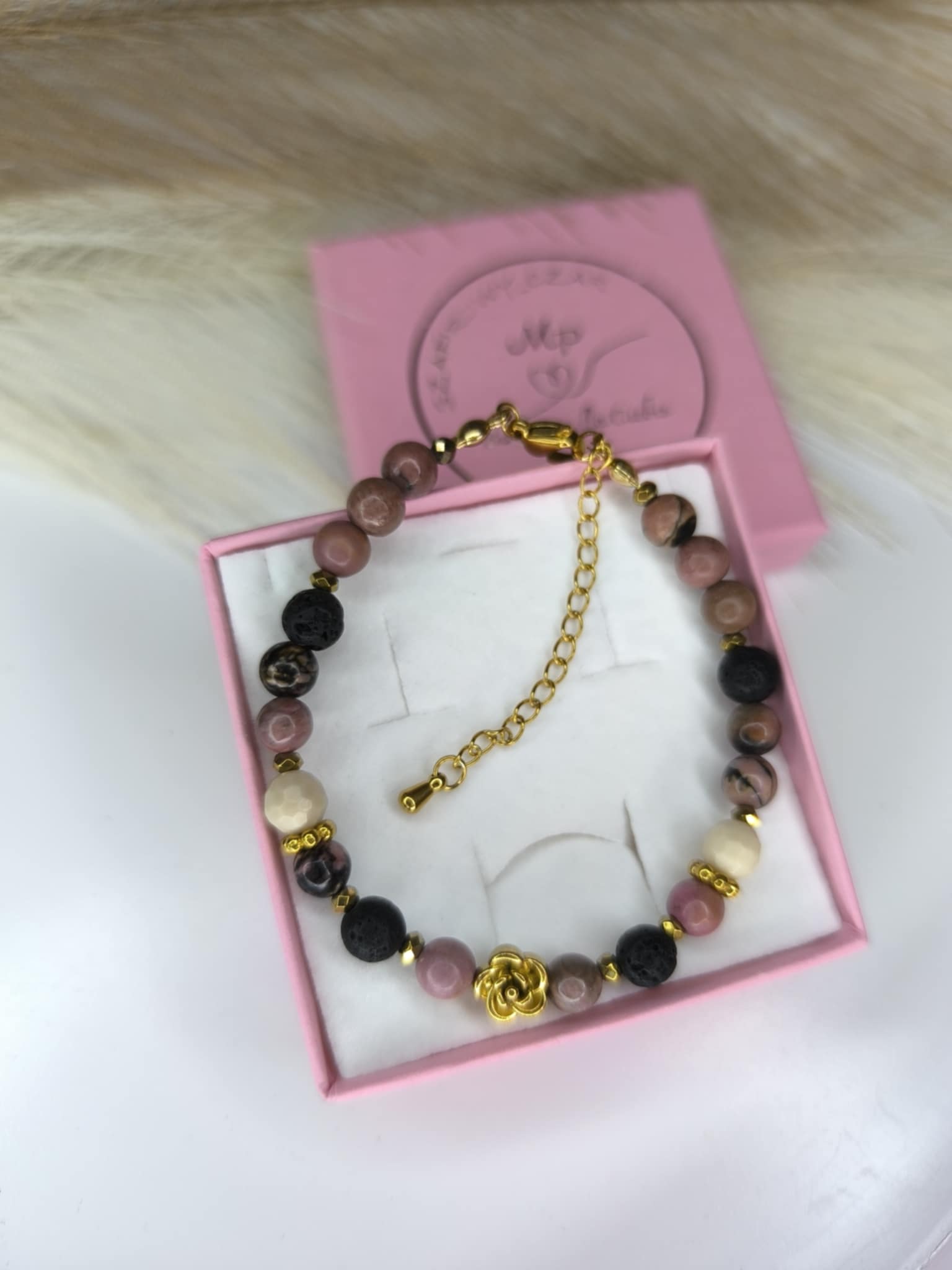 Bransoletka Bella z rodonitu kamienia rzeczny i lawy wulkanicznej z klasycznym zapięciem