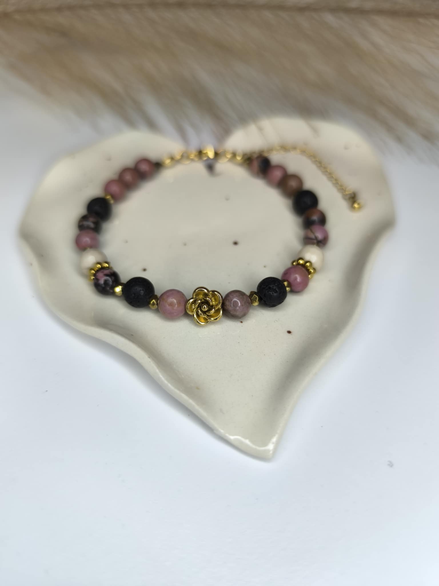 Bransoletka Bella z rodonitu kamienia rzecznego i lawy wulkanicznej wykonana na lince jubilerskiej z klasycznym zapięciem