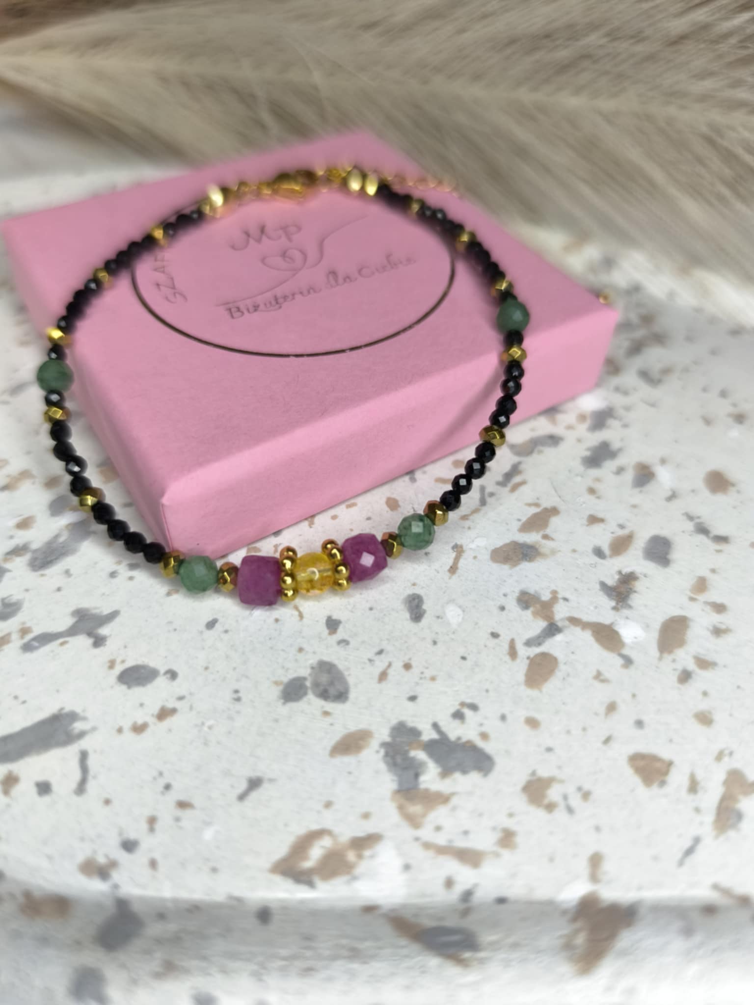 Harmonia duszy to bransoletka z czarnego turmaliny, awenturynu i różowego turmalinu wykonana na lince jubilerskiej