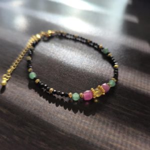 Harmonia Duszy to bransoletka z czarnego turmalinu, awenturynu i różowego turmaliny. Na lince stalowej