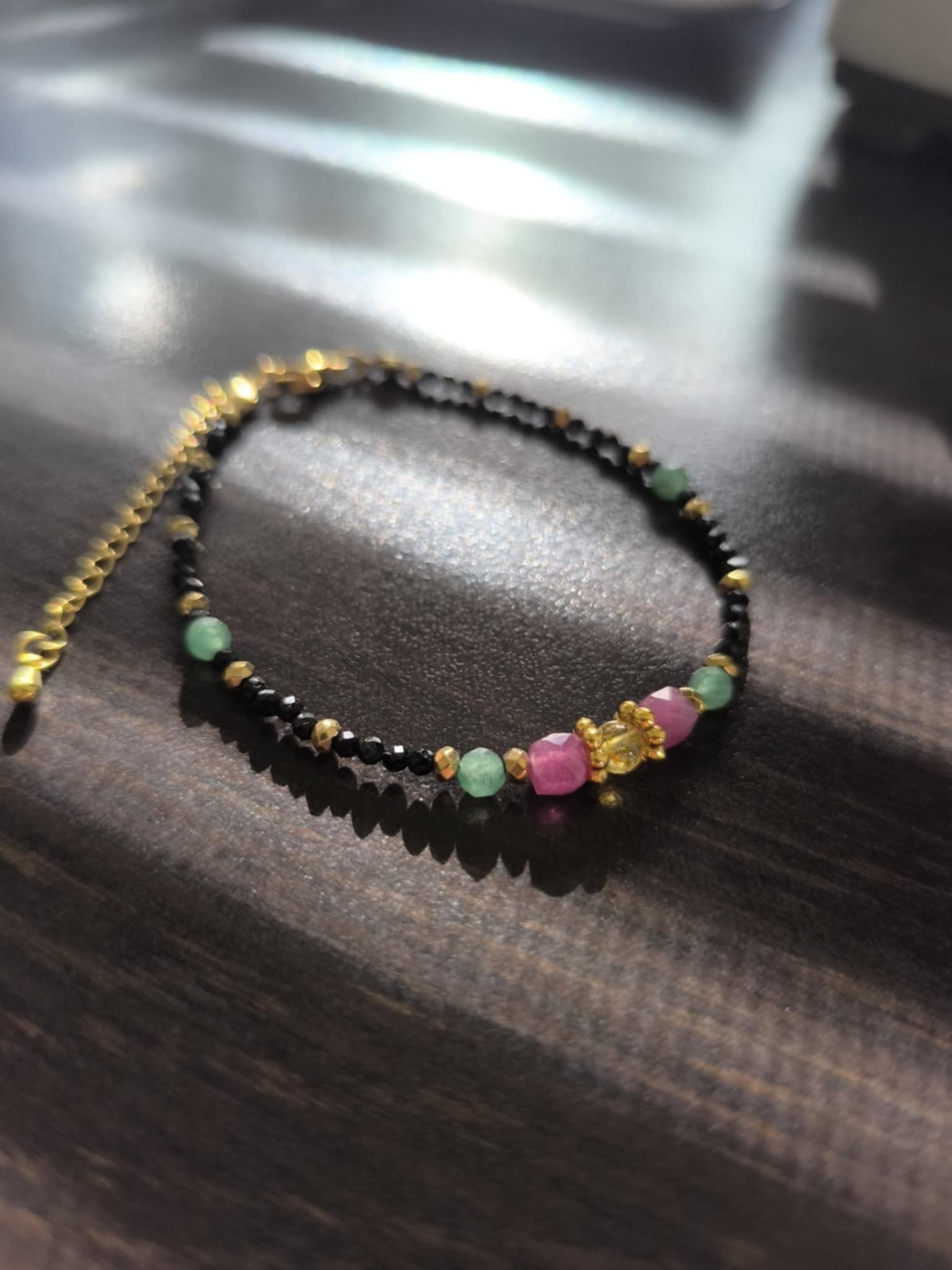 Harmonia Duszy to bransoletka z czarnego turmalinu, awenturynu i różowego turmaliny. Na lince stalowej